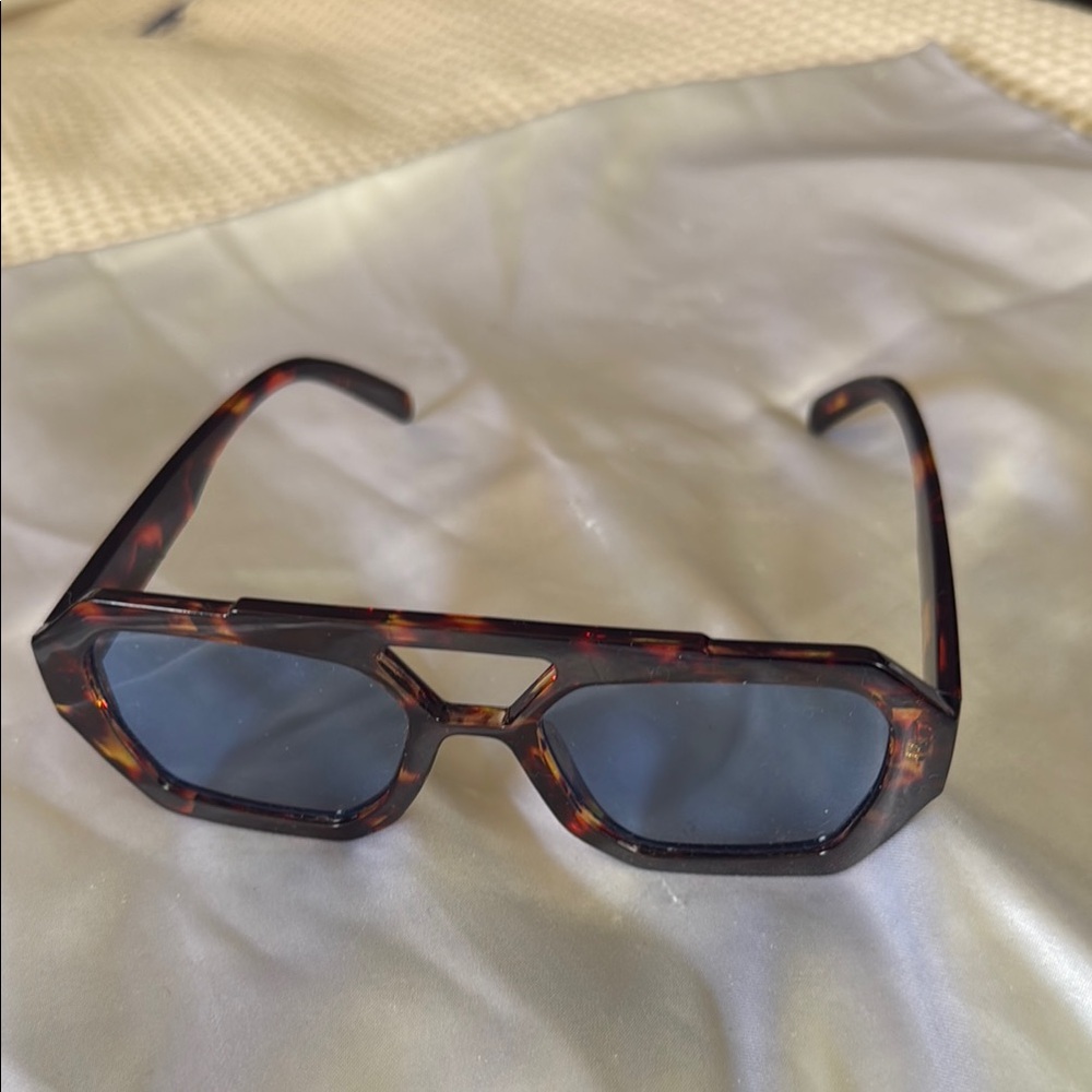 Tortoise Shell Sunglasses - Picture 4 of 4